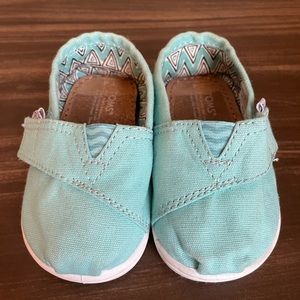 TOMS, teal triangle print, size 4T